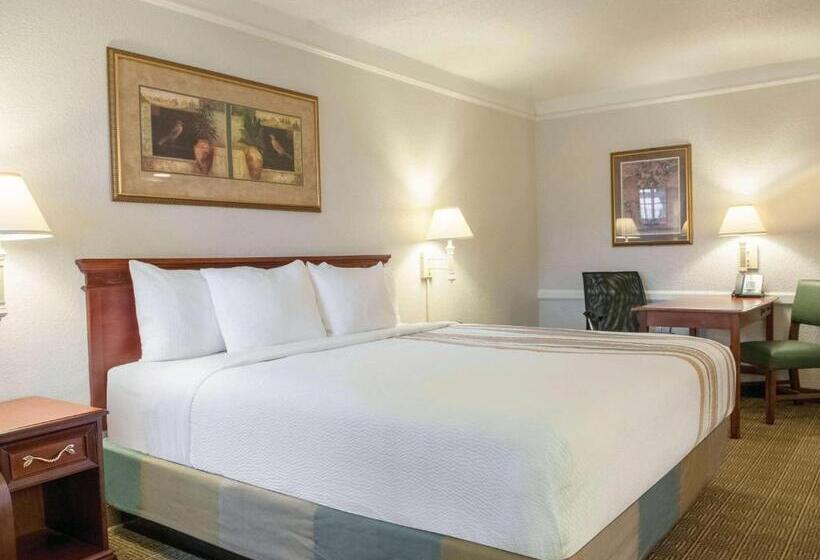 Номер Deluxe Кровать Кинг, La Quinta Inn By Wyndham New Orleans Veterans / Metairie