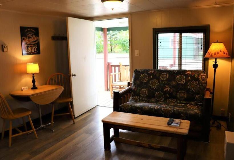 带泳池景观的小木屋, Lone Fir Resort