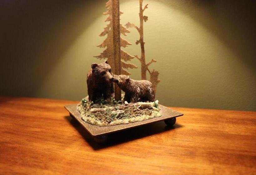 标准工作室, Lone Fir Resort