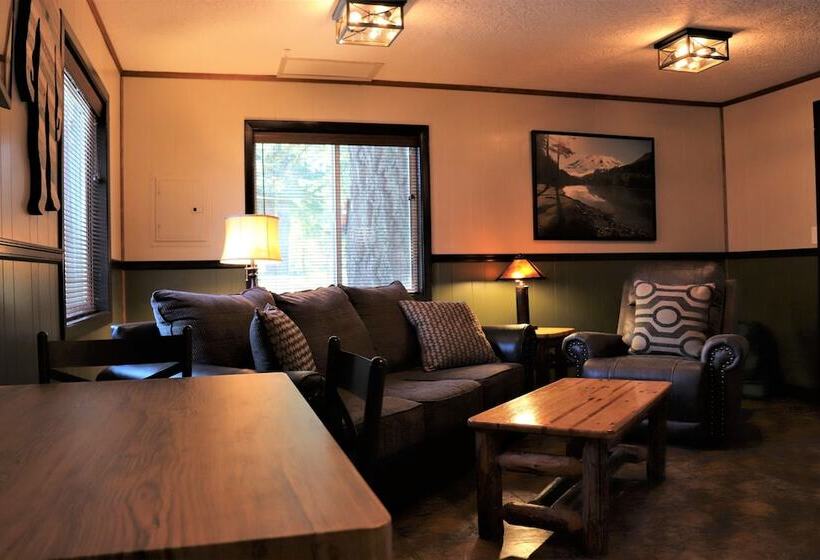 小室, Lone Fir Resort