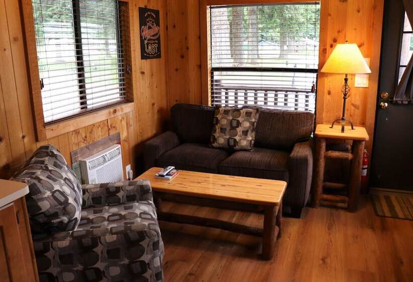 小室, Lone Fir Resort
