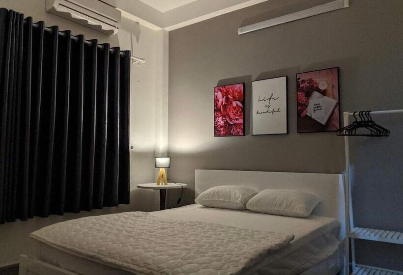 اتاق لوکس با بالکن, Futuristic Inn