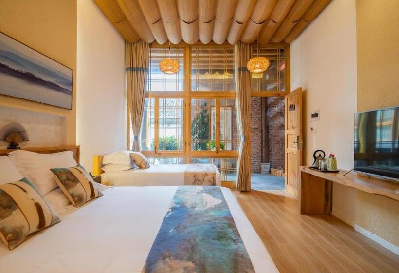 اتاق خانوادگی با چشم‌انداز باغ, Floral Tengchong Mountain Residence