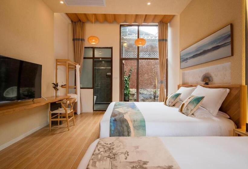 اتاق خانوادگی با چشم‌انداز باغ, Floral Tengchong Mountain Residence