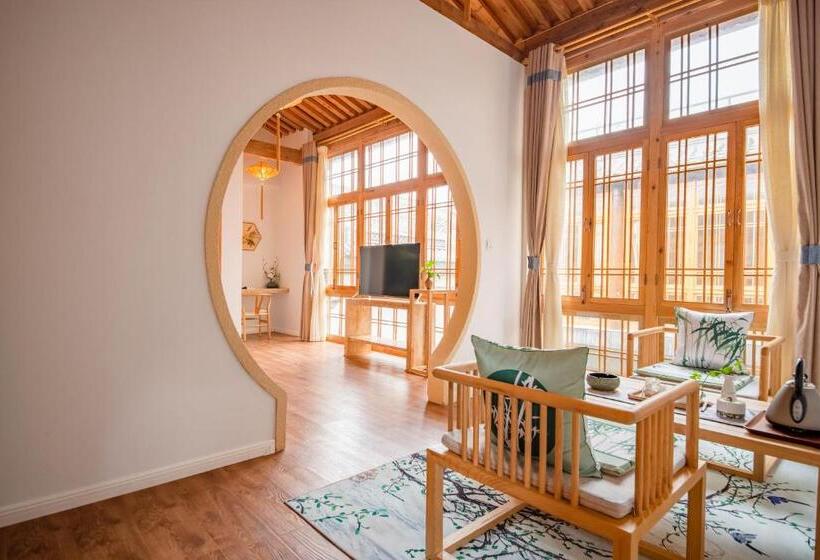 سوییت با چشم‌انداز باغ, Floral Tengchong Mountain Residence