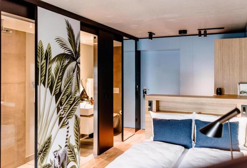 اتاق کلاس بیزنس, The Flag West M