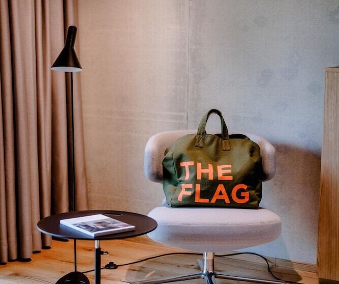 استودیو کامفورت, The Flag West M
