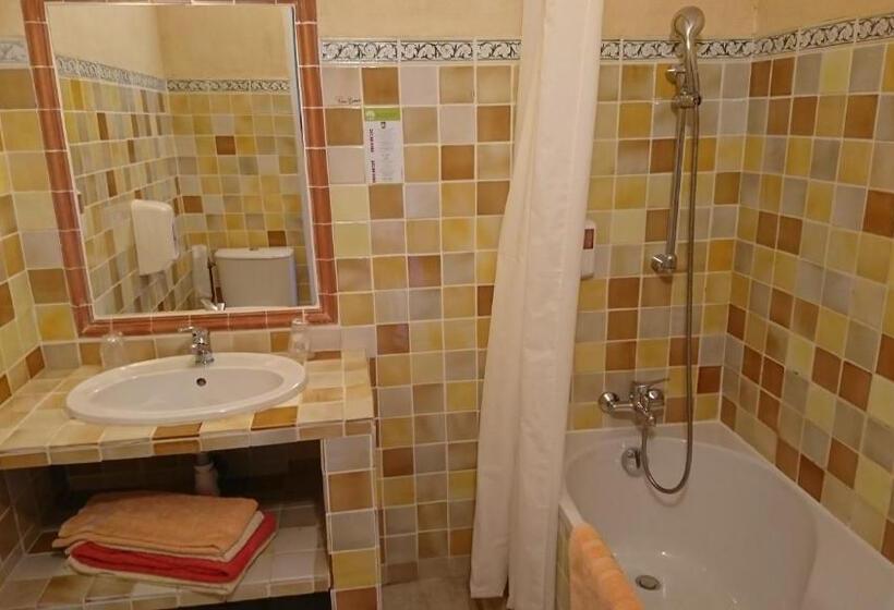 Трехместный Номер Стандарт с Балконом, Les Cavalets
