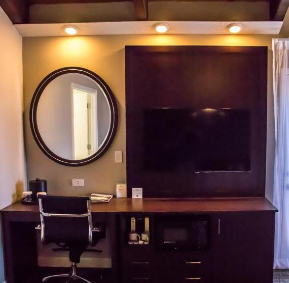 Номер Deluxe с Балконом, Munras Inn