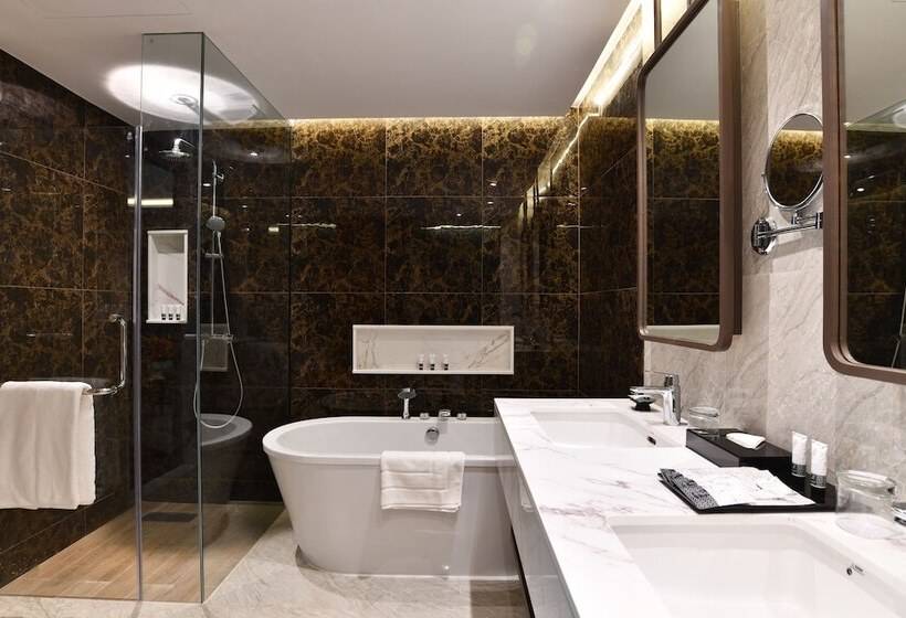 Havuz Manzaralı Süit, Skyview Resort Phuket Patong Beach