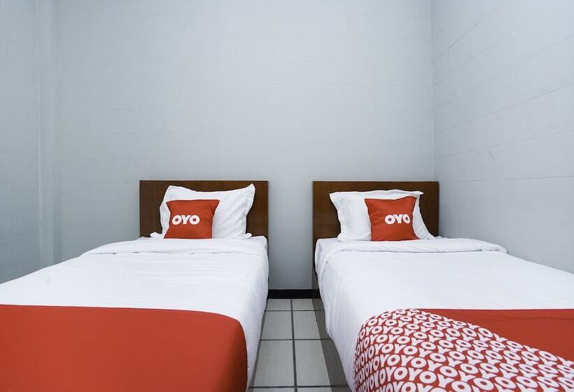 Номер Стандарт, Reddoorz Plus Syariah At Lotus Hotel Bojonegoro