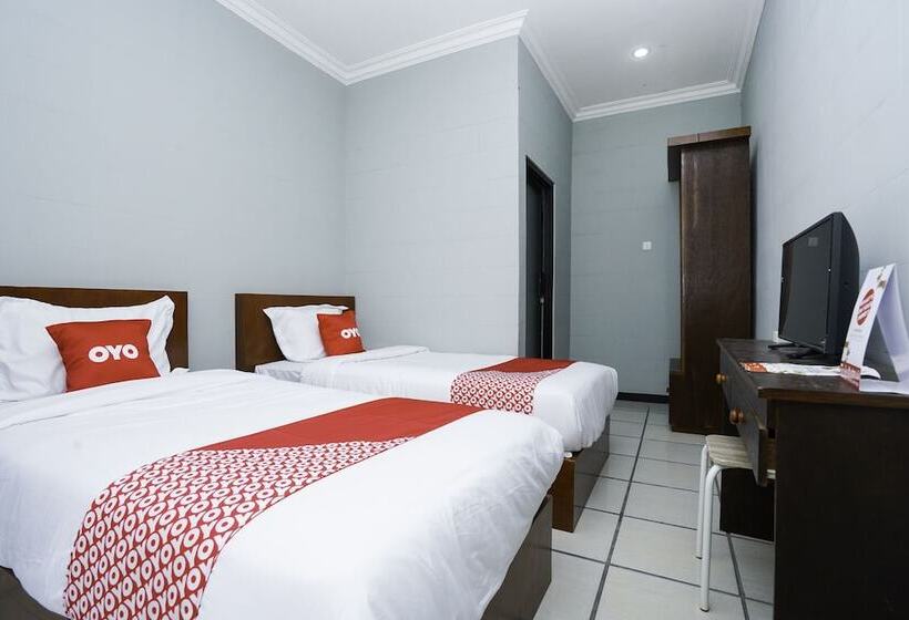 Номер Стандарт, Reddoorz Plus Syariah At Lotus Hotel Bojonegoro