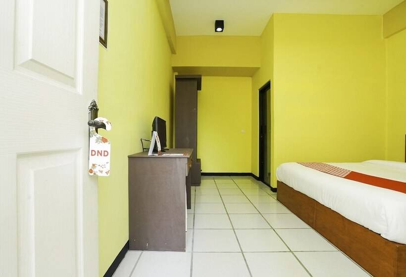 Номер Deluxe, Reddoorz Plus Syariah At Lotus Hotel Bojonegoro