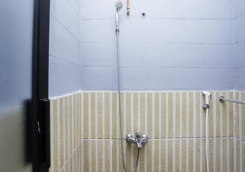 חדר סטנדרט, Reddoorz Plus Syariah At Lotus Hotel Bojonegoro
