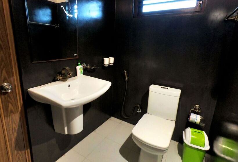Кровать в Общей Комнате, Wagon Wheel Inn   Hostel