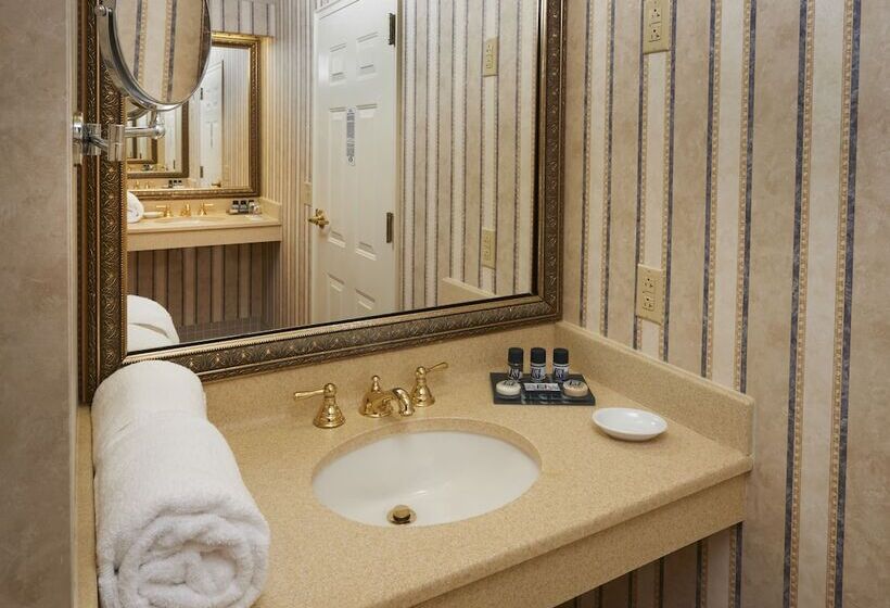 Номер Deluxe, Nittany Lion Inn