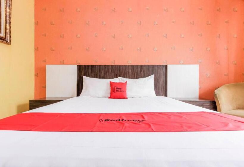 Номер Deluxe, Reddoorz At La Mega Near Pasar Pagi Cirebon