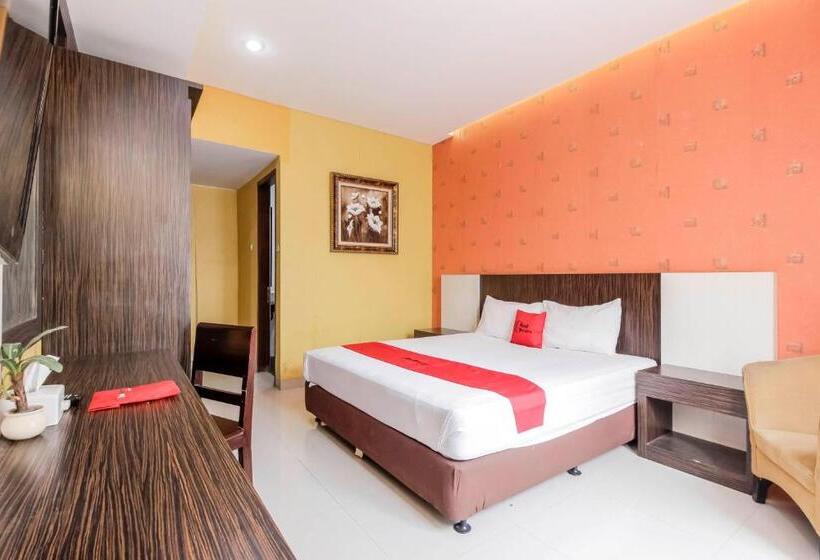 Номер Deluxe, Reddoorz At La Mega Near Pasar Pagi Cirebon