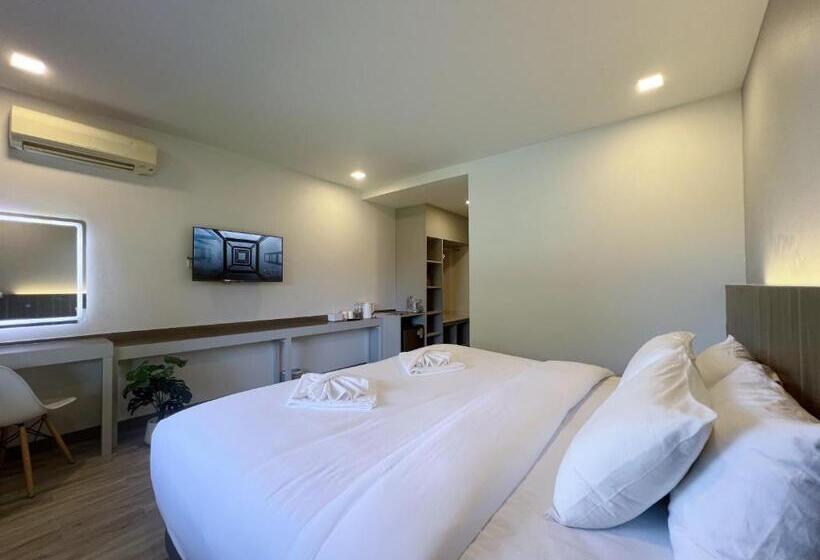 اتاق استاندارد با چشم‌انداز استخر, The Space Airport Hotel Chiang Rai