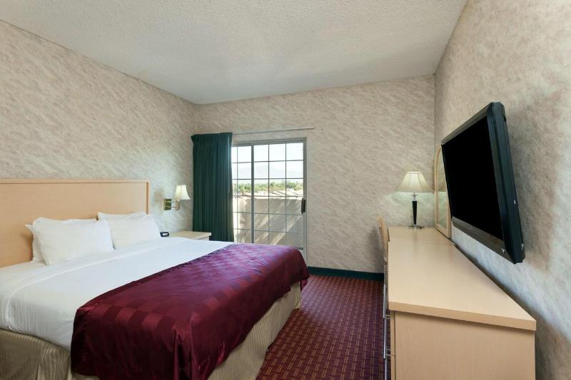 带大床的套房, Ramada By Wyndham South El Monte