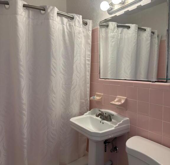 Deluxe Suite King Bed, Royal Canadian Motel