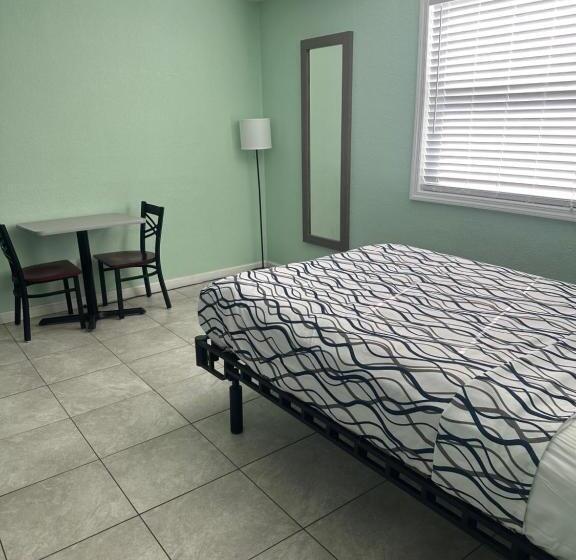 سوییت, Royal Canadian Motel