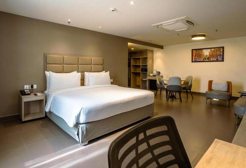 غرفة قياسية سرير كينج لذوى الإحتياجات الخاصة, Amika Hotel,madurai   Near Airport