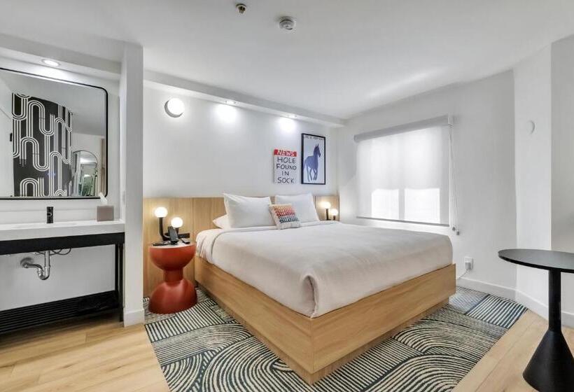 스탠다드 룸 킹사이즈 침대, Bob Hotels Tallahassee   Boutique On Budget