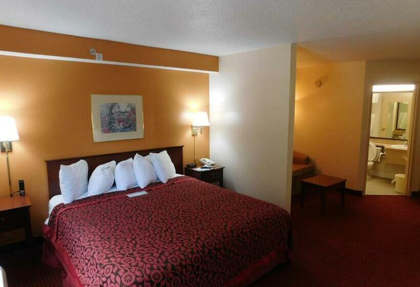 带大床的套房, Days Inn & Suites By Wyndham Cedar Rapids
