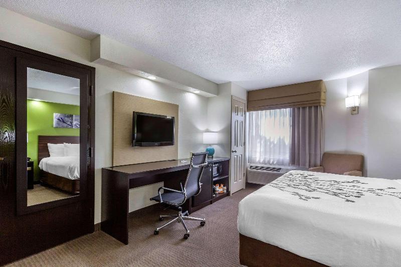 חדר סטנדרט עם מיטת קינג, Sleep Inn Near Busch Gardens   Usf