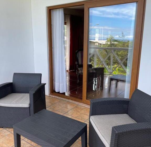 اتاق لوکس با بالکن و چشم‌انداز دریا, Teanehi Bed & Breakfast