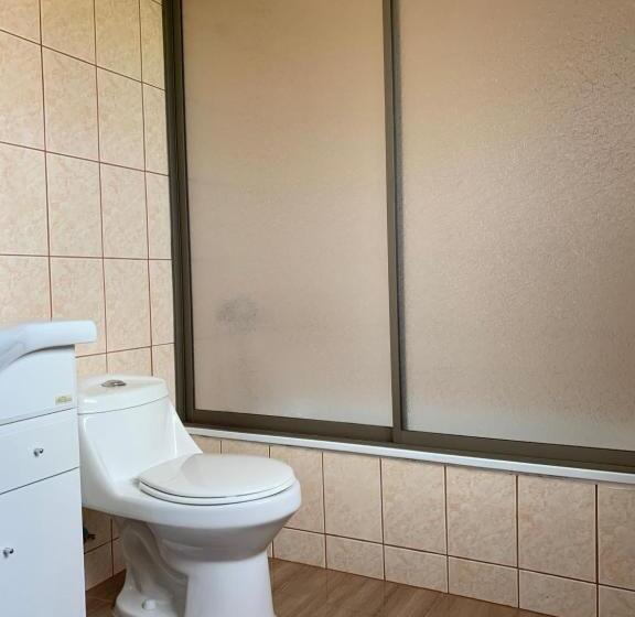 اتاق لوکس با بالکن و چشم‌انداز دریا, Teanehi Bed & Breakfast