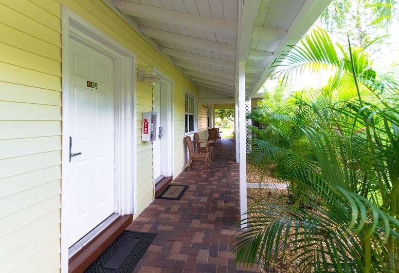 스탠다드 스튜디오, Tropical Beach Resorts  Sarasota