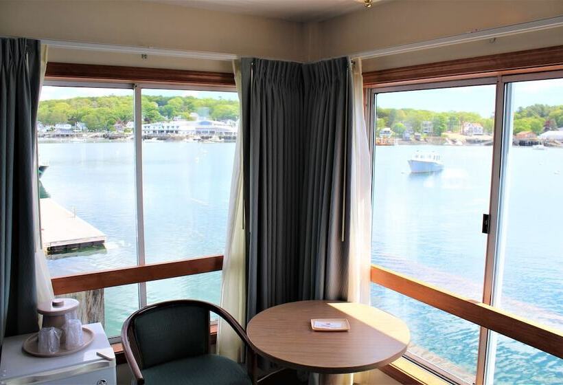 اتاق استاندارد, Tugboat Inn