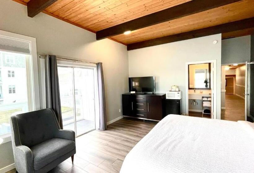 Люкс Deluxe Кровать Кинг, Tides Inn & Suites