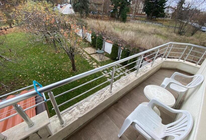 استودیوی لوکس, Kot Garden Guest House