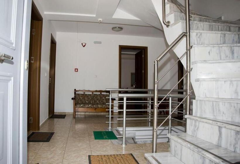 اتاق لوکس با چشم‌انداز, Pyrgos Sofokleous