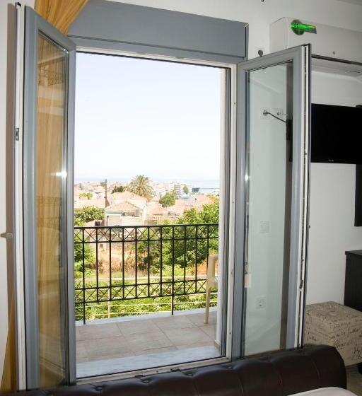 اتاق لوکس با چشم‌انداز, Pyrgos Sofokleous