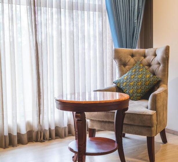 اتاق لوکس با بالکن, Hukam S Lalit Mahal   Hotel Convention Club