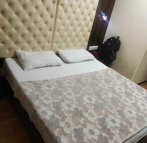 Номер Deluxe, Divya International