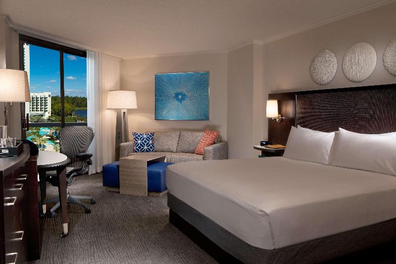 سوییت با چشم‌انداز استخر, Hilton Orlando Buena Vista Palace   Disney Springs® Area