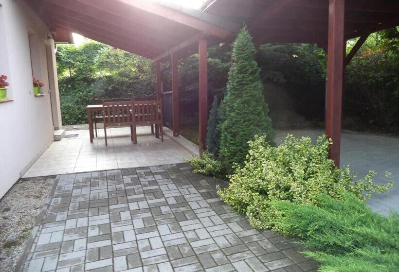 خانه 2 خوابه, Kinga House