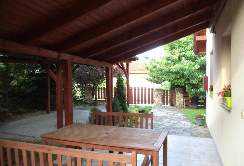خانه 2 خوابه, Kinga House