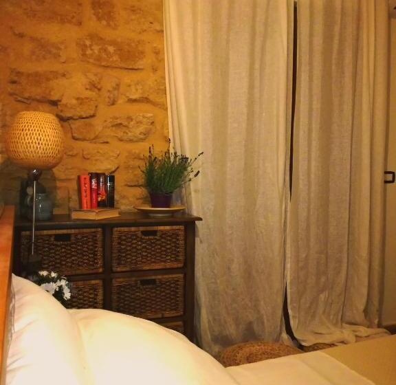 اتاق استاندارد سه تخته با بالکن, Aljama   Downtown B&b
