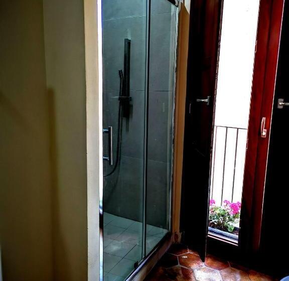 اتاق استاندارد سه تخته با بالکن, Aljama   Downtown B&b