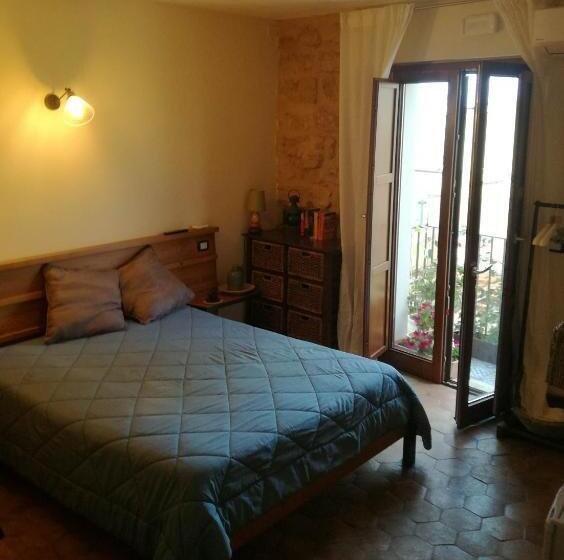 اتاق استاندارد سه تخته با بالکن, Aljama   Downtown B&b
