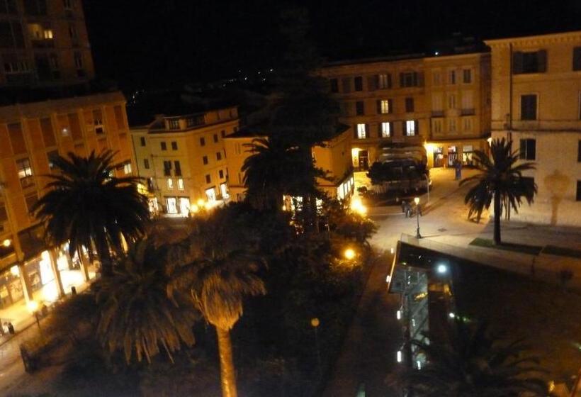 آپارتمان یک خوابه با دری مشترک که هال را جدا می کند., Il Castello Guest House