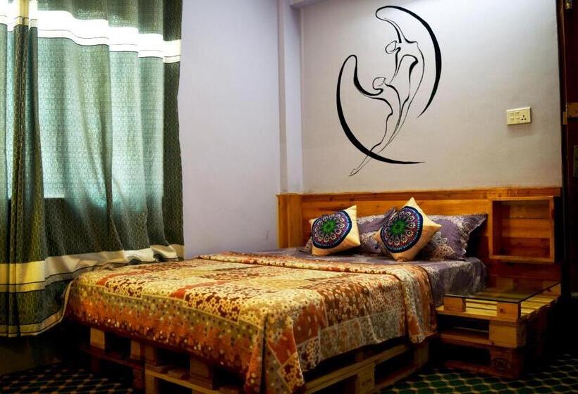 اتاق لوکس, Yog Inn
