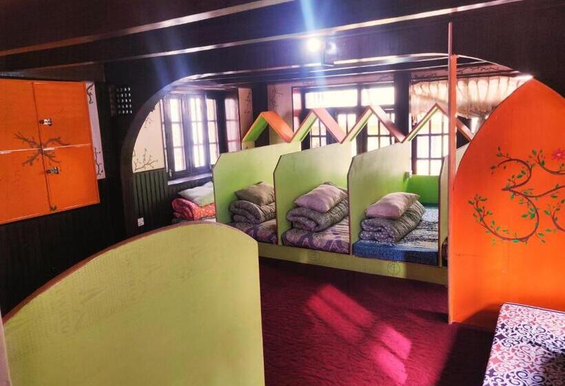 تختخواب در اتاق مشترک, Yog Inn