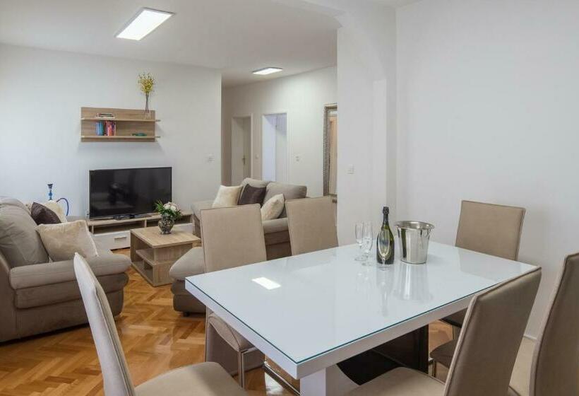 سوییت با چشم‌انداز دریا, Villa Mandalinic